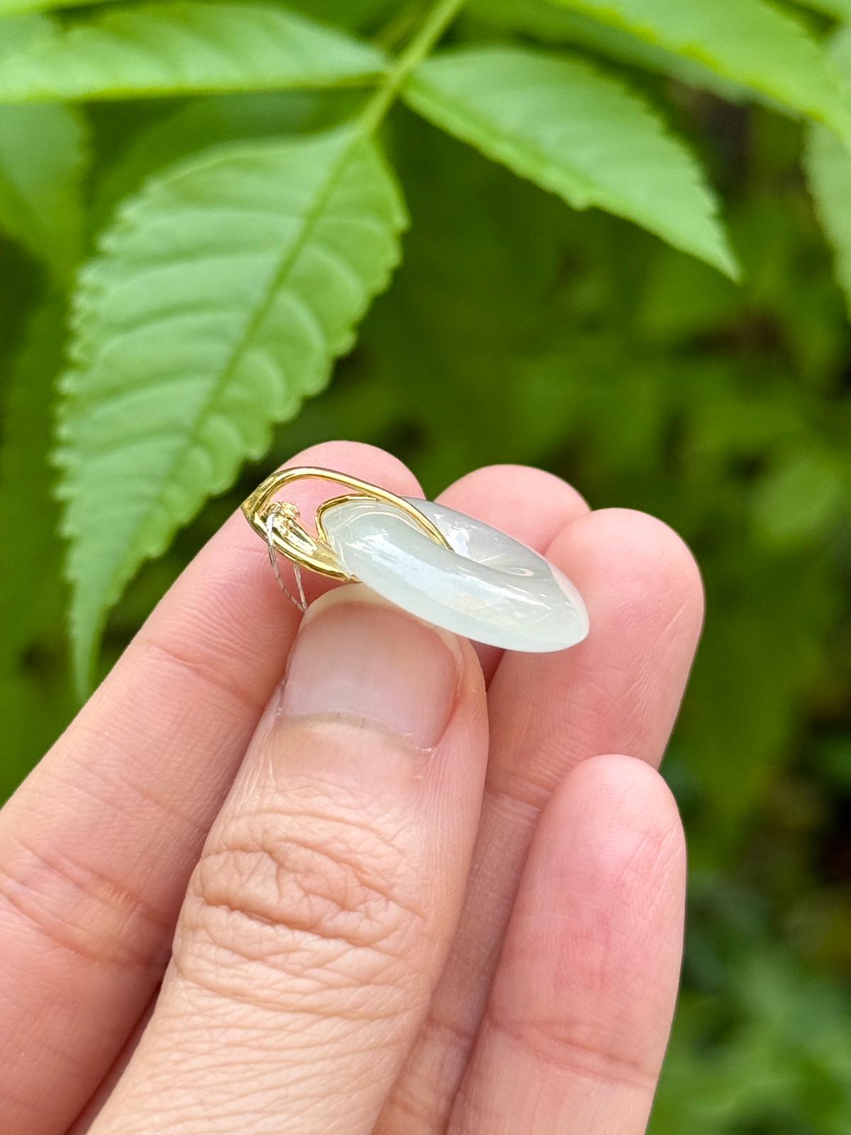 18K Icy Pear Donut Leaf Pendant (2cm)