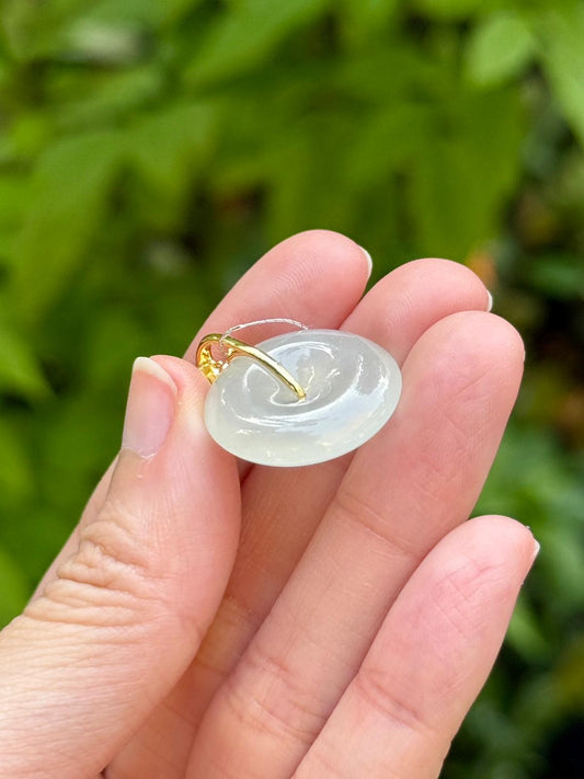 18K Icy Pear Donut Leaf Pendant (2cm)