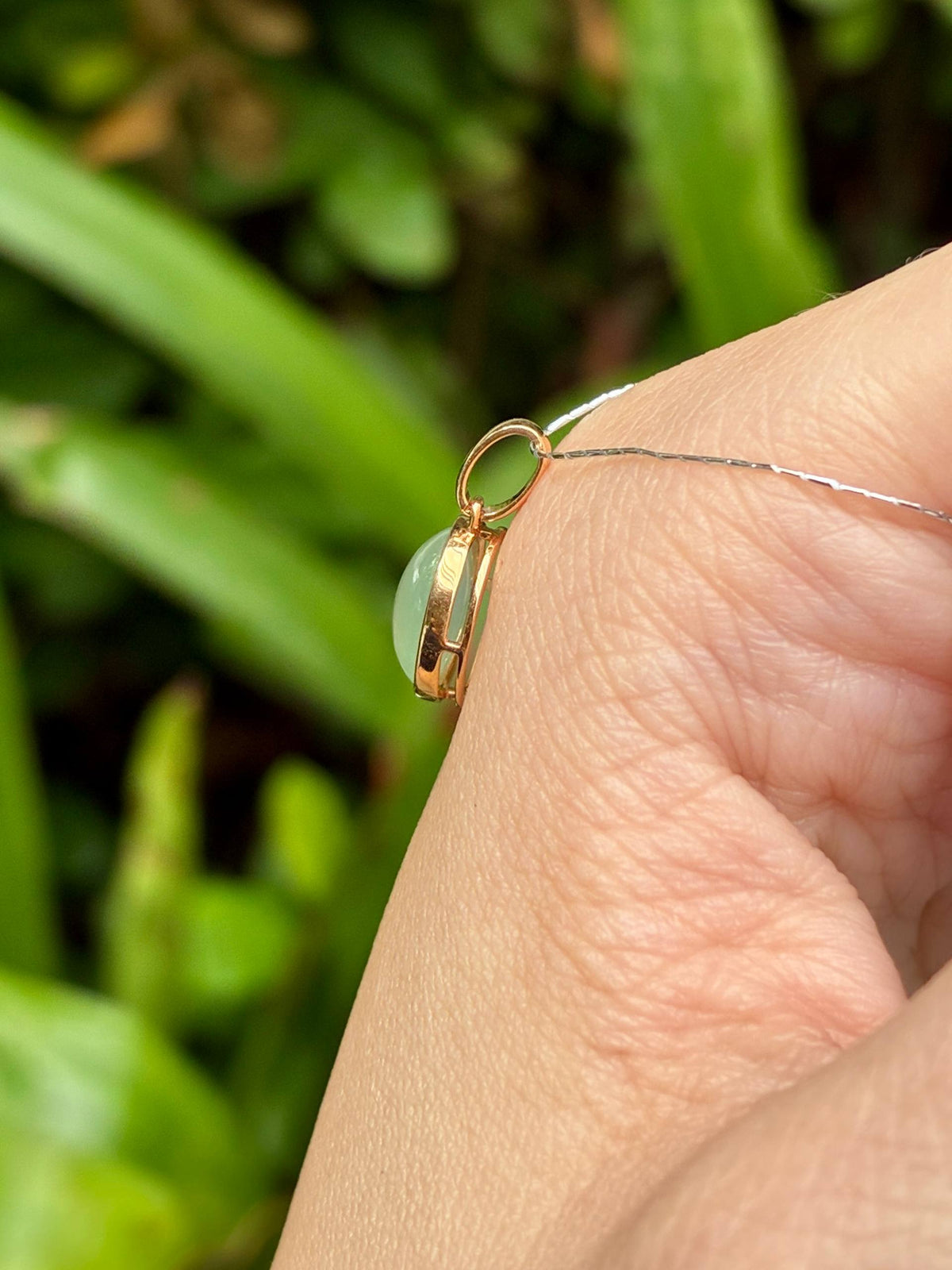 18K Icy Faint Green Minimalist Oval Pendant