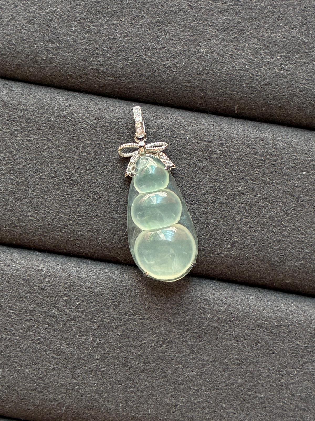 18K Glowy Lucky Bean in Faint Green