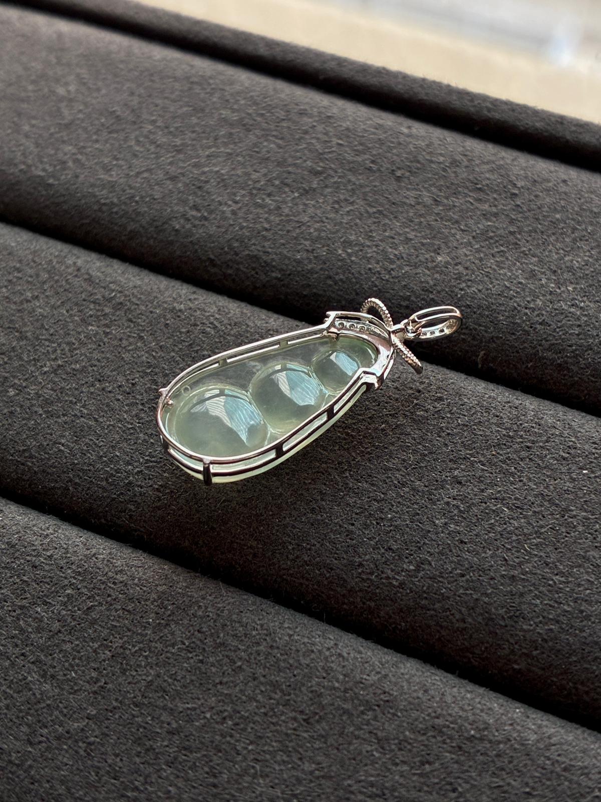 18K Glowy Lucky Bean in Faint Green
