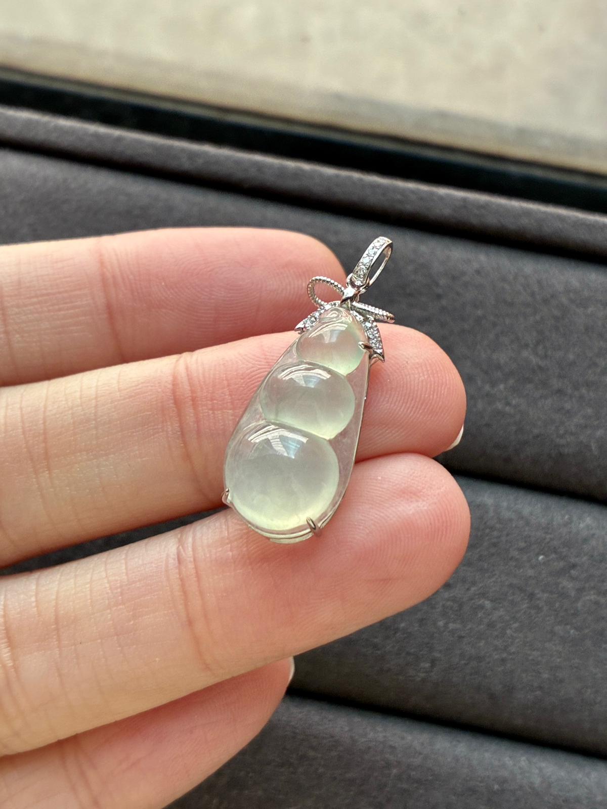 18K Glowy Lucky Bean in Faint Green