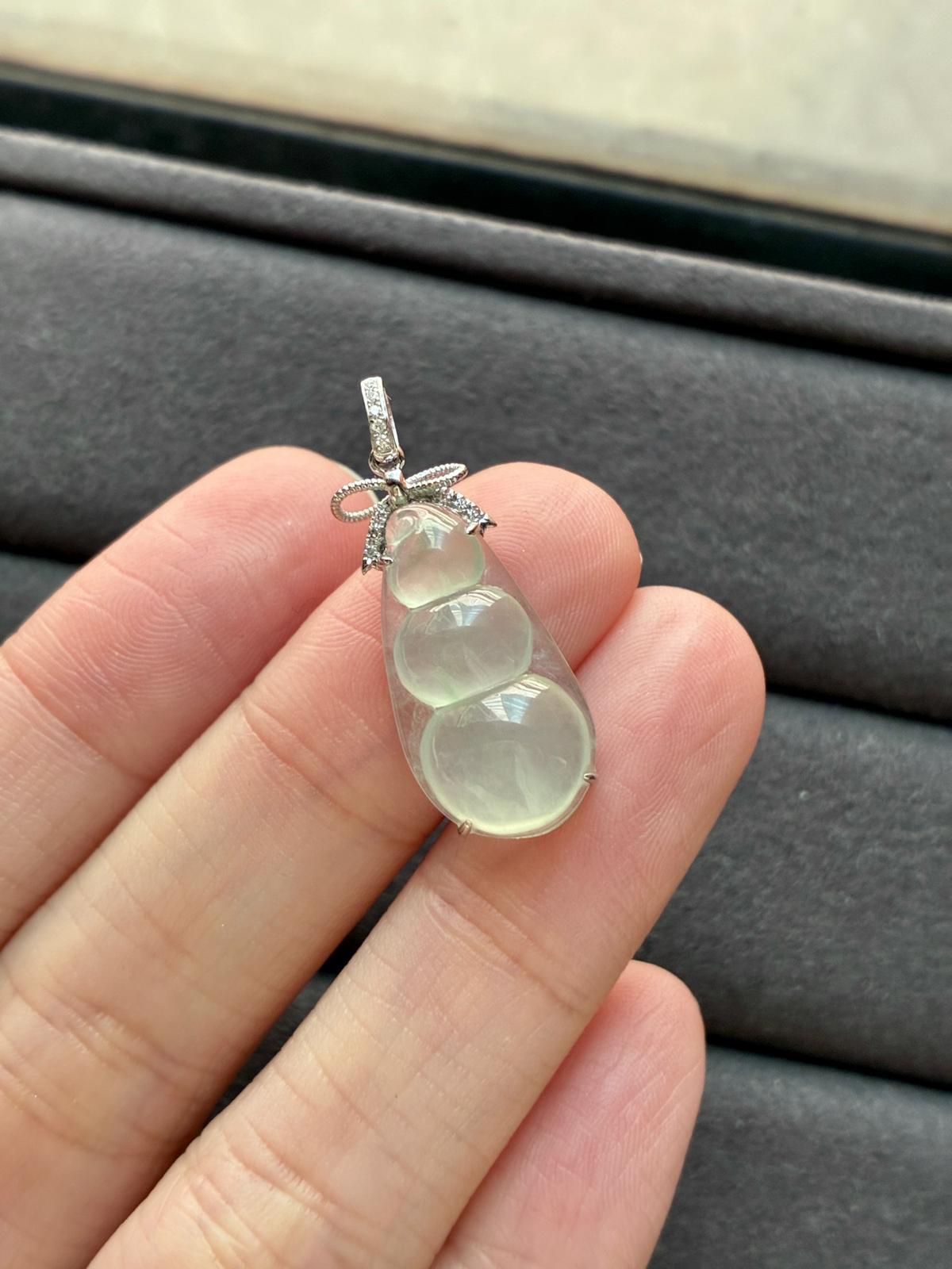 18K Glowy Lucky Bean in Faint Green