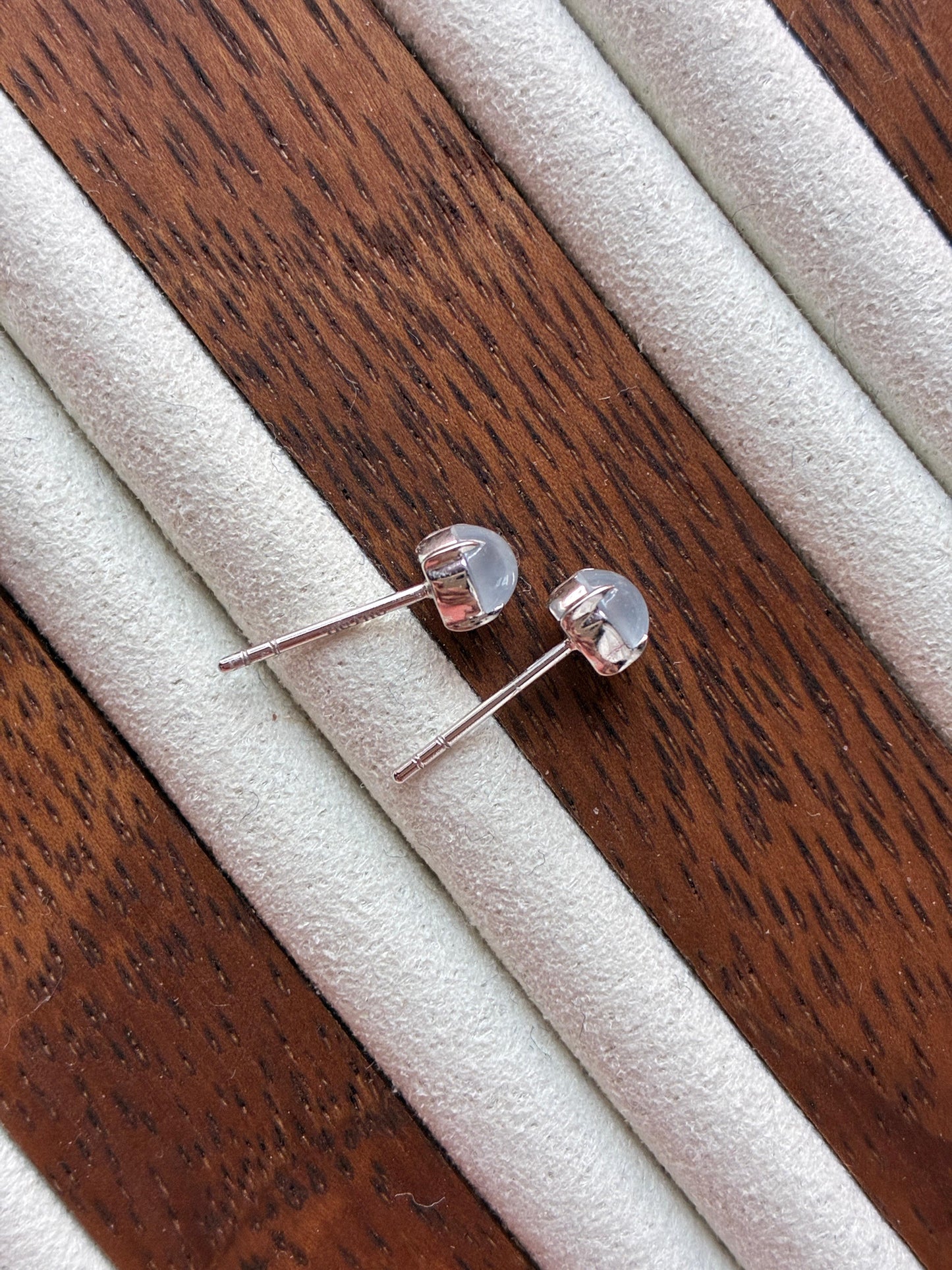 18K Glowy Cabochon Studs (5mm)