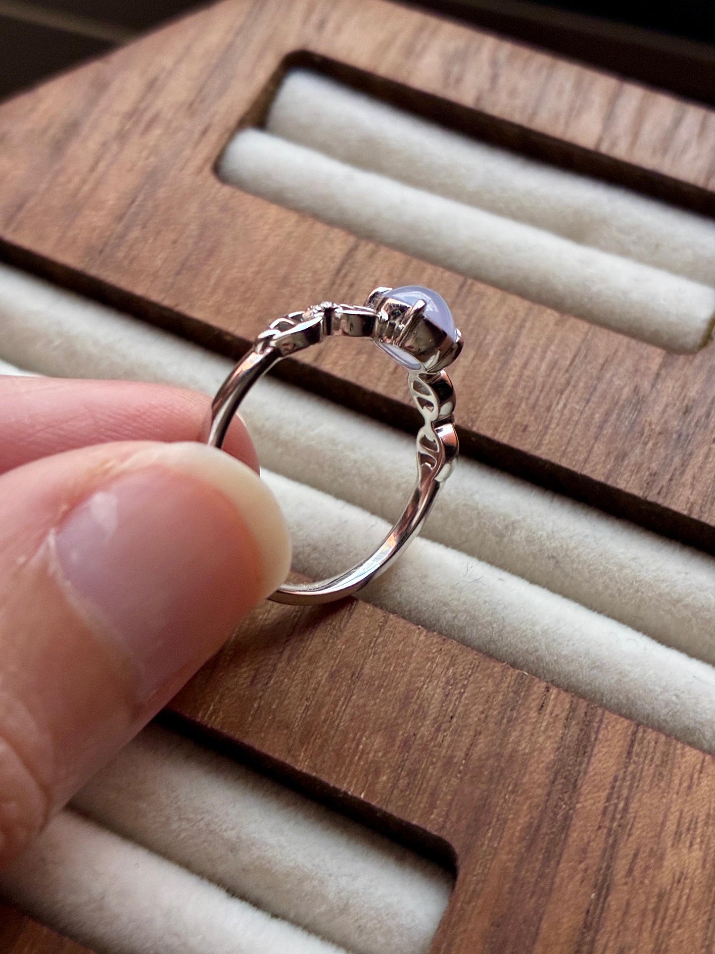 18K Glowy Lilac Chain Ring