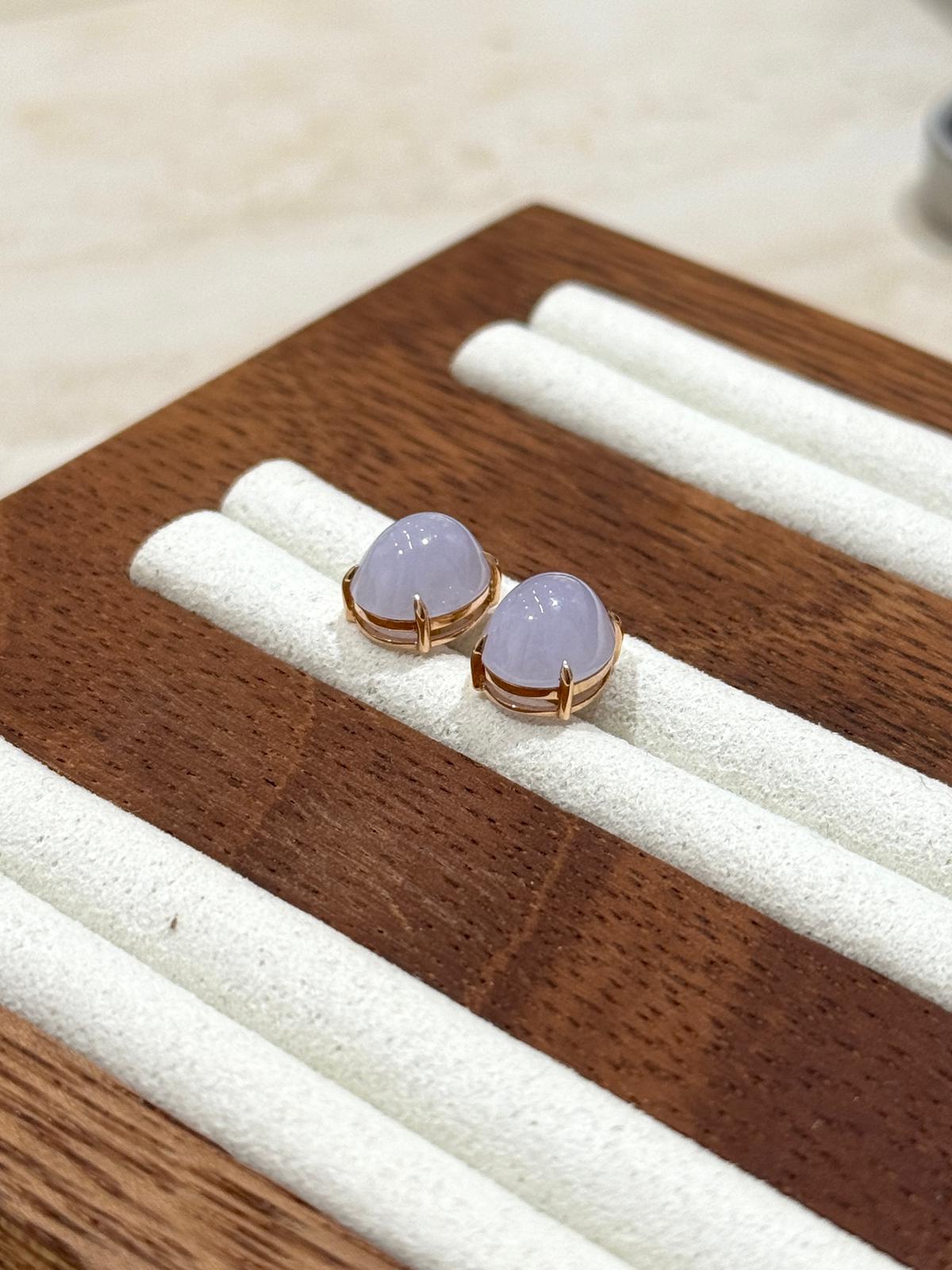 18K Vivid Red-hued Light Lavender Oval Earrings