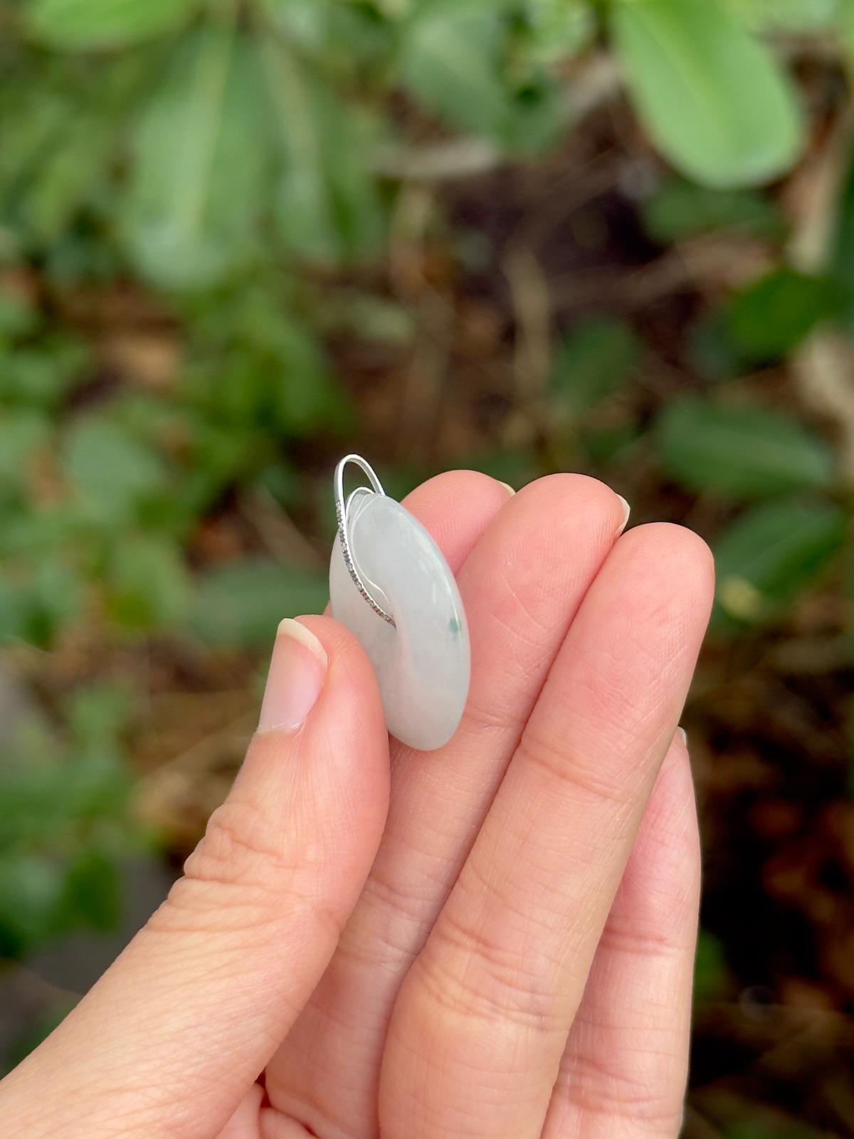 18K Icy White Floral Pendant (2.5cm)